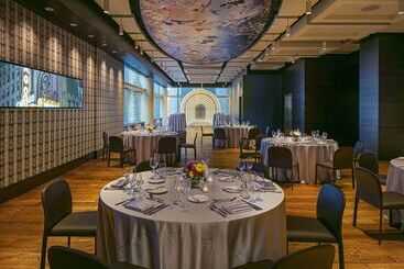 هتل Thewit Chicago, A Hilton