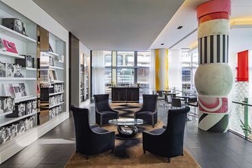 هتل Thewit Chicago, A Hilton