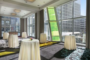 هتل Thewit Chicago, A Hilton