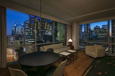 هتل Thewit Chicago, A Hilton