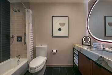 هتل Thewit Chicago, A Hilton