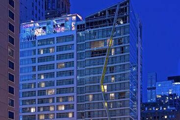 هتل Thewit Chicago, A Hilton