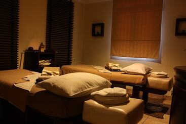 هتل Travellers Suites Serviced Apartments