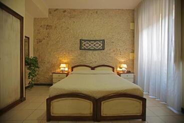 تختخواب و صبحانه Arcobaleno Rooms
