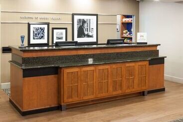 هتل آپارتمان Hampton Inn & Suites Cedar Rapids  North