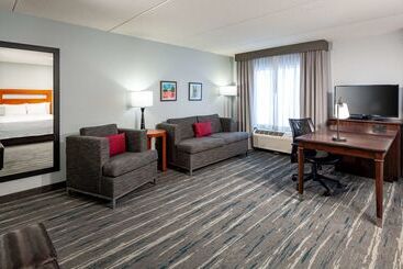 Hampton Inn & Suites St. Louis At Forest Park