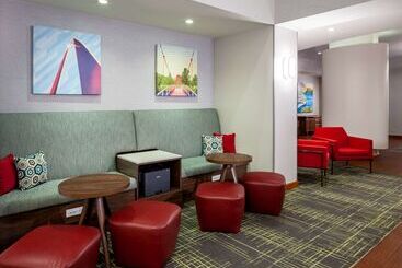 Hampton Inn & Suites St. Louis At Forest Park