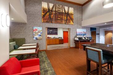 Hampton Inn & Suites St. Louis At Forest Park