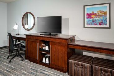 Hampton Inn & Suites St. Louis At Forest Park