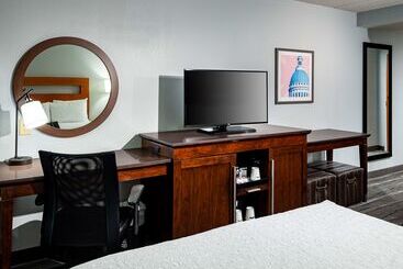 Hampton Inn & Suites St. Louis At Forest Park