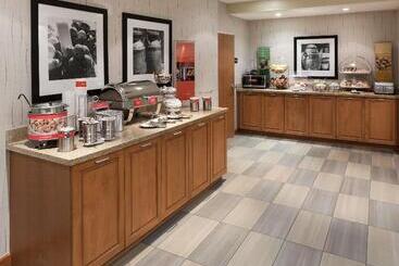 Hampton Inn & Suites St. Louis At Forest Park
