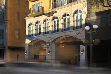 هتل Courtyard By Marriott San Antonio Riverwalk