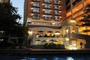 هتل Courtyard By Marriott San Antonio Riverwalk