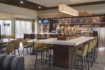 هتل Courtyard By Marriott Indianapolis Airport