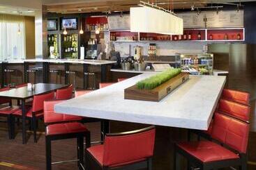هتل Courtyard By Marriott Indianapolis Airport