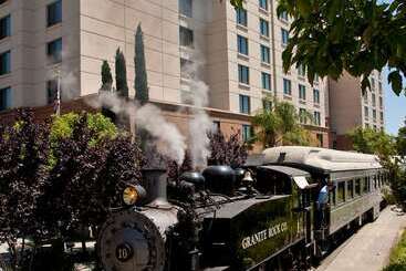 هتل Embassy Suites By Hilton Sacramento Riverfront Promenade