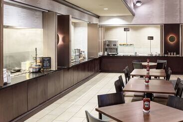 هتل Embassy Suites By Hilton Tampa Brandon