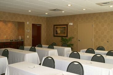 هتل Hampton Inn & Suites Norfolk Airport