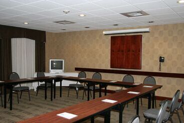 هتل Hampton Inn & Suites Norfolk Airport