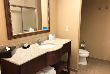 هتل Hampton Inn & Suites Norfolk Airport