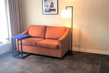 هتل Hampton Inn & Suites Norfolk Airport