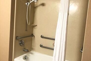 هتل Hampton Inn & Suites Norfolk Airport