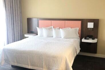 هتل Hampton Inn & Suites Norfolk Airport