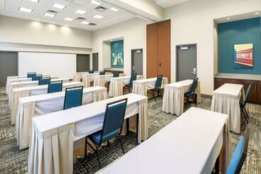هتل Hampton Inn & Suites Pittsburgh Downtown
