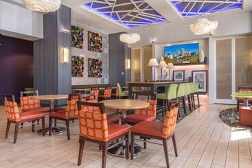 هتل Hampton Inn & Suites Raleighdurham Airportbrier Creek