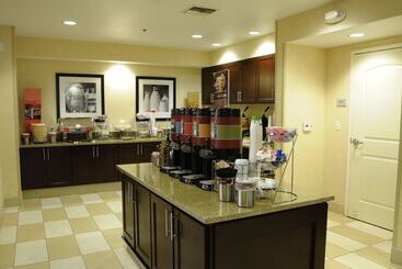 هتل Hampton Inn & Suites Redding