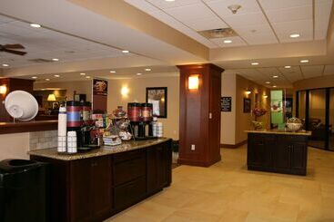 هتل Hampton Inn Watertown