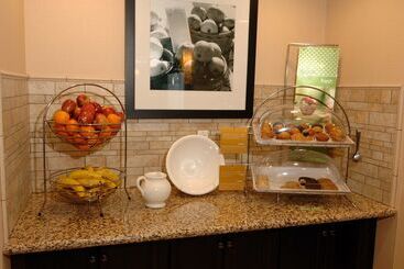 هتل Hampton Inn Watertown