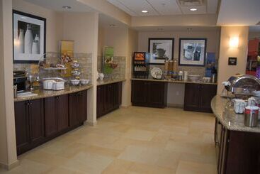 هتل Hampton Inn Watertown
