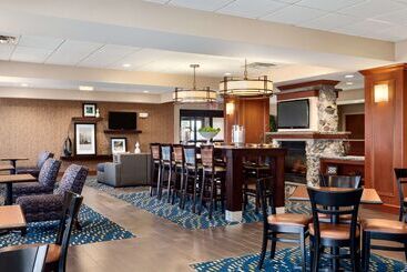هتل Hampton Inn Watertown