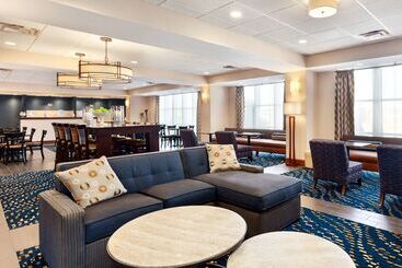 هتل Hampton Inn Watertown