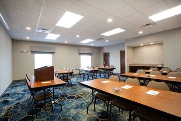 هتل Hampton Inn Watertown