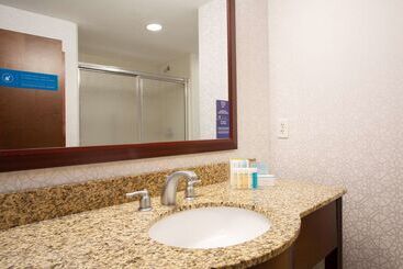هتل Hampton Inn Watertown