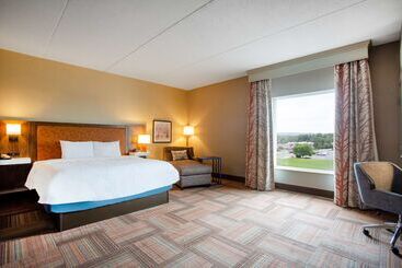 هتل Hampton Inn Watertown