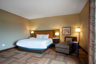هتل Hampton Inn Watertown