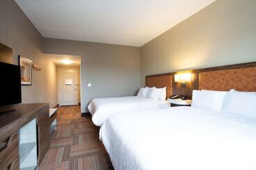 هتل Hampton Inn Watertown