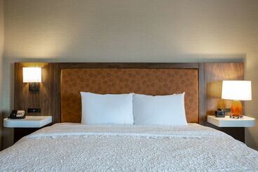 هتل Hampton Inn Watertown