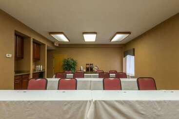 هتل Hampton Inn White River Junction