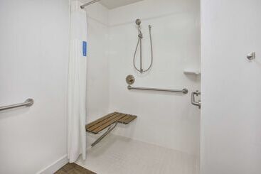 هتل Hampton Inn White River Junction