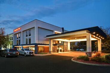 هتل Hampton Inn White River Junction
