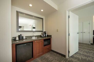 هتل Hilton Garden Inn Athens Downtown