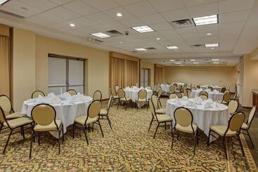 هتل Hilton Garden Inn Cleveland Airport