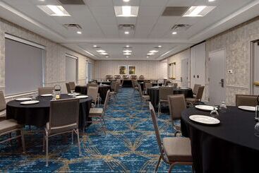 هتل Hilton Garden Inn Detroit Metro Airport