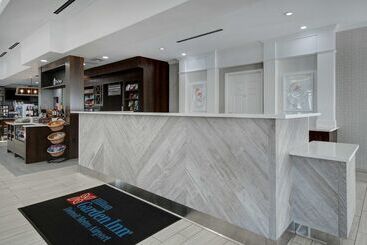 هتل Hilton Garden Inn Detroit Metro Airport