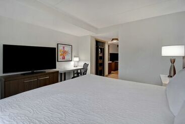 هتل Hilton Garden Inn Detroit Metro Airport