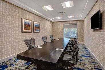هتل Hilton Garden Inn Detroit Metro Airport